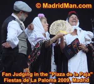 fiestas-de-la-paloma-2009-plaza-de-la-paja-fan-judging.jpg