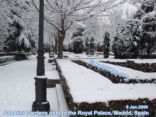 madrid-snow-sabatini-gardens-jan2009.jpg