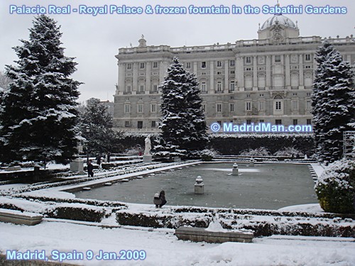 madrid-snow-sabatini-gardens-palace-jan2009.jpg