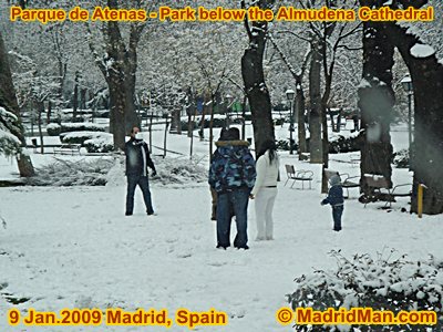 parque-de-atenas-madrid-snow-jan2009.jpg